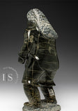 VIEUX Homme Inuk de 18 pouces par Norman Qumuataq *Uphill Walker*